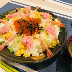 甘海老といくらとクジラの刺身で　☆　海鮮丼